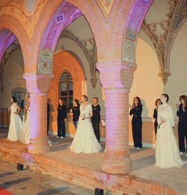 Modelle in abito da sposa sotto le arcate affrescate del Castello di Cereseto